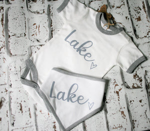 Short sleeve bodysuit - personalised with name and heart